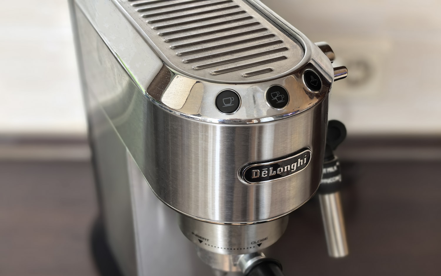 Cafetera de cápsulas compacta